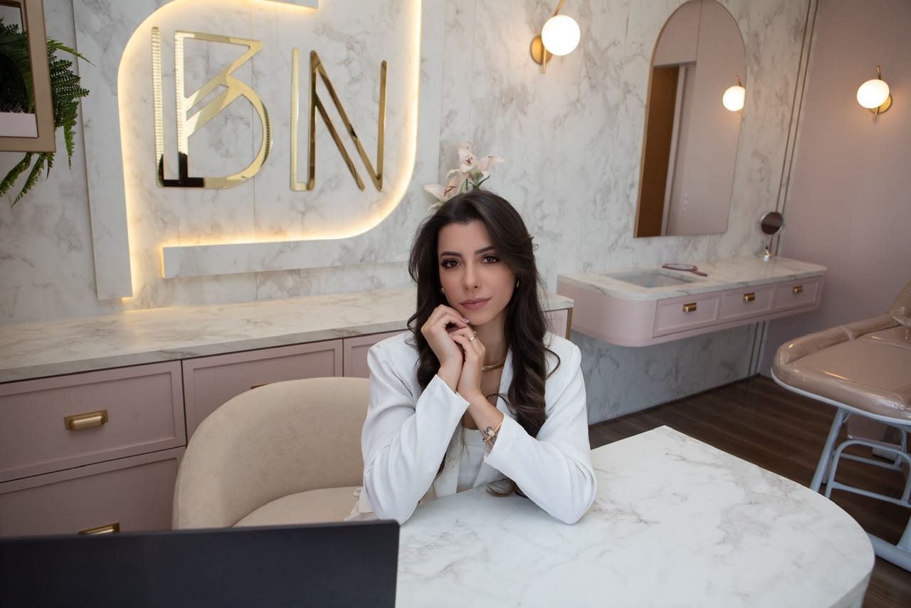 Bruna Nycole na BN Clinic, sob o letreiro BN iluminado