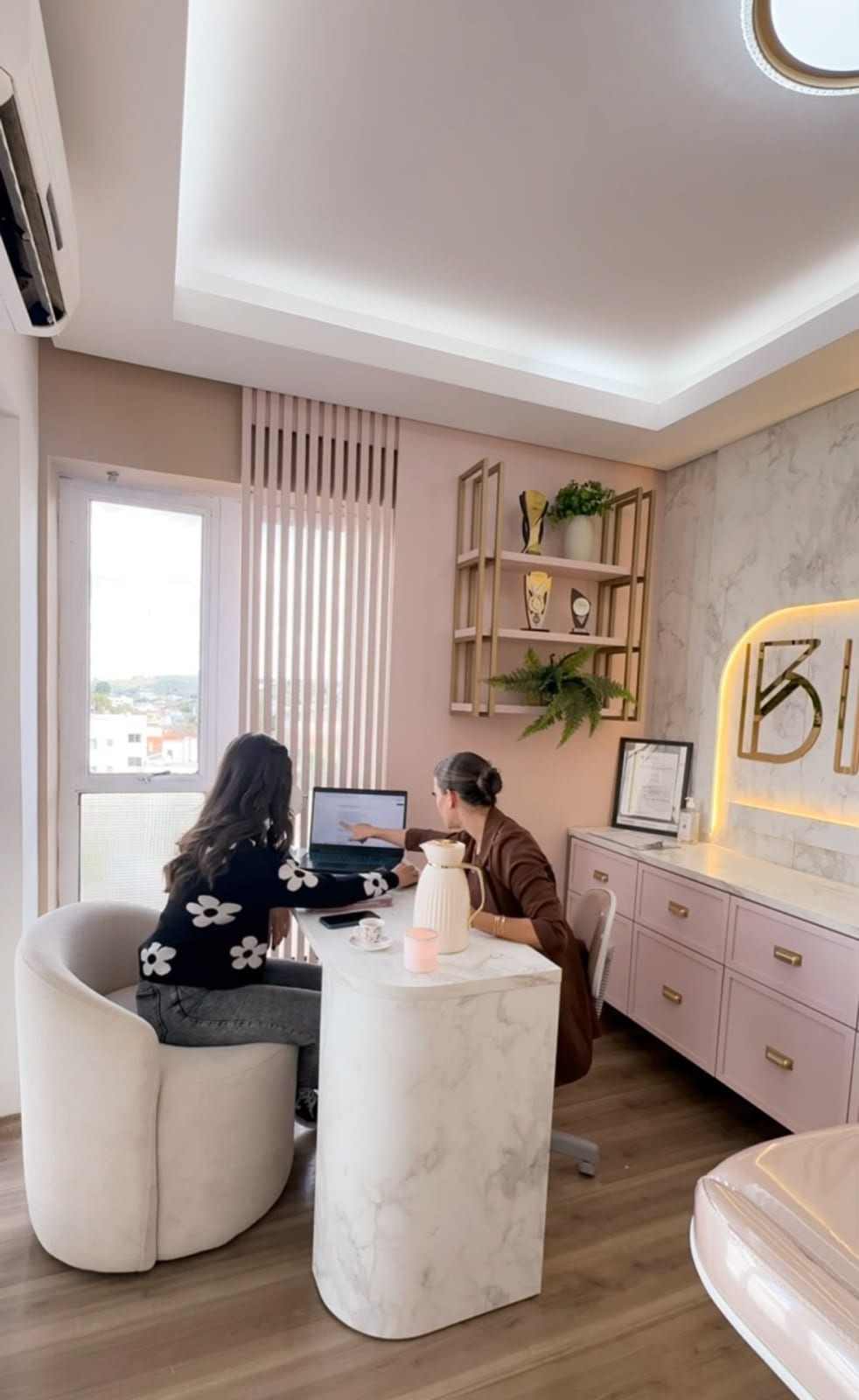 Atendimento na mesa de mármore da BN Clinic