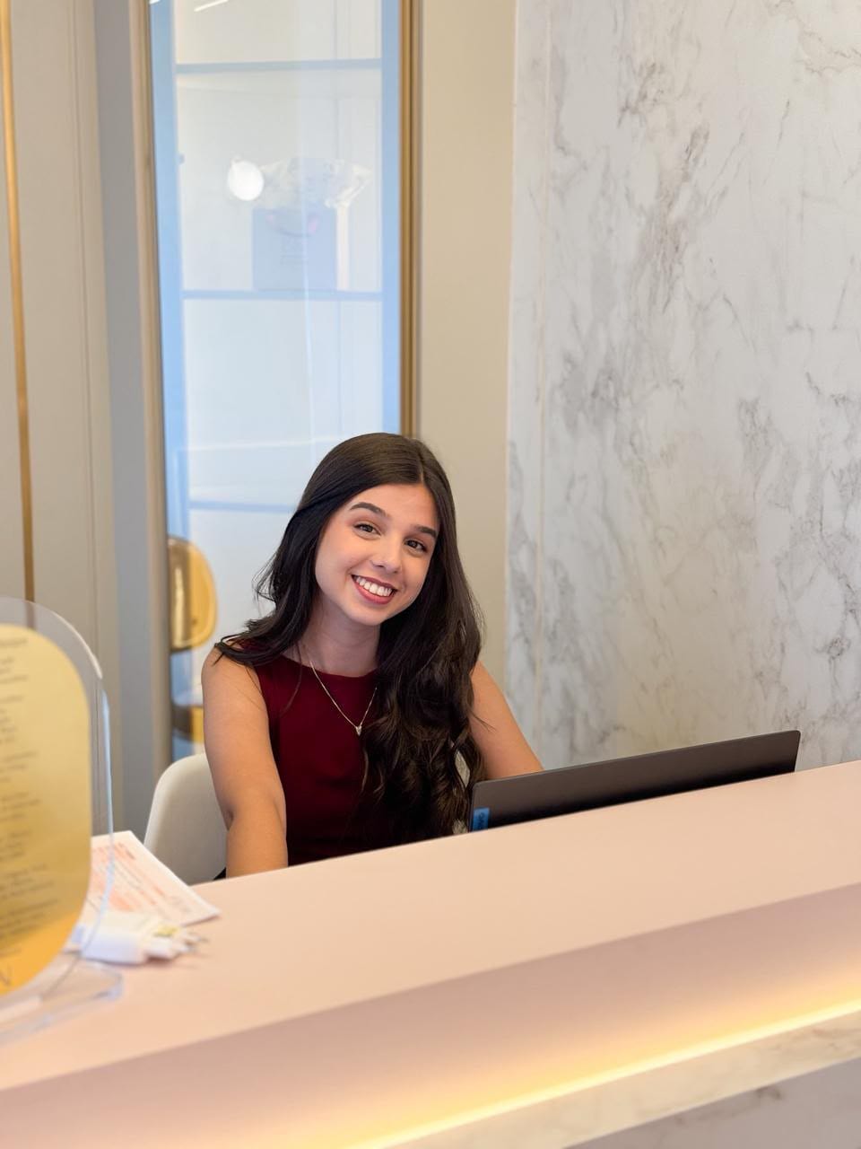 Sano, secretária da BN Clinic, na recepção